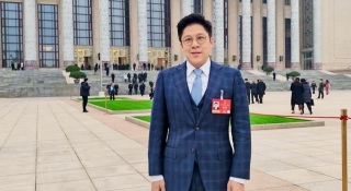 全國兩會-霍啟剛點讚-村超---村馬-等-指基層體育賽事辦好展現民族自信