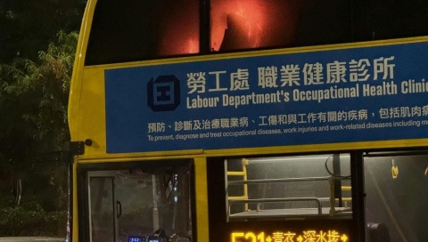 城巴荃灣路疑乘客「尿袋」起火　一人不適送院