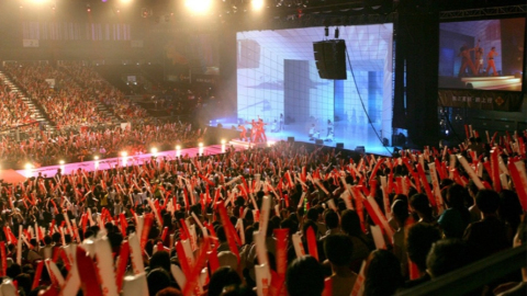 當代中國-演出經濟-跨城追星如何帶動800億消費熱潮