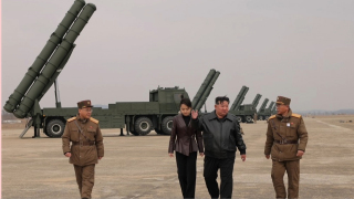 北韓遠程炮兵進行火力打擊訓練-金正恩到場觀摩