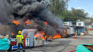 米埔回收場火警-消防處正進行滅火行動