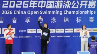 何詩蓓中國公開賽50米自由泳摘金-200米自由泳奪銀