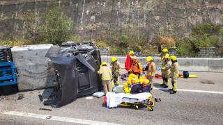 屯門公路貨櫃車撼消防車翻側-司機被困救出昏迷送院