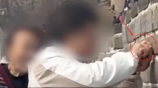 兩女子在八達嶺長城上刻字-留念--遭北京警方行拘並罰款