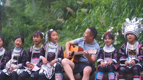 薦書--廖崩嗒佩合唱團--一個關於苗寨-勇敢女孩-合唱團的故事