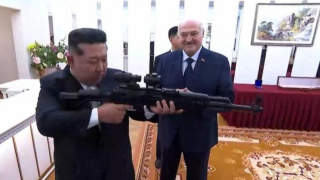 北韓與白俄簽署友好條約-盧卡申科贈金正恩步槍-以防萬一敵人出現