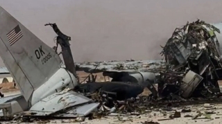 有片-伊朗公布衛星圖稱摧毀美軍E-3預警機-機身嚴重損壞斷成兩截