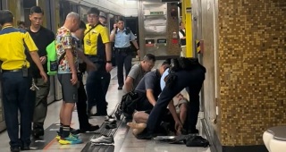 39歲男疑於港鐵車廂吸食電子遇查反抗打休班警-搜出依托咪酯煙彈