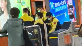 熱話-有家長帶小童港鐵跳閘斷正被圍截小朋友爆喊-網民斥大人教壞小朋友