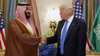 特朗普公開羞辱沙特王儲-拍馬屁--前總統顧問班農籲海灣王子-上前線