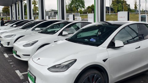 寰宇前瞻-保時捷與特斯拉的時代抉擇