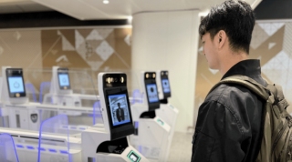 機場入境大堂12條新款e-道正式啟用-合資格香港居民-掃臉-即可過關