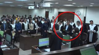 柯文哲判監17年-宣判現場柯文哲由-面帶微笑-變-臉色鐵青---網民湧入觀看影片致法院網站連線中斷