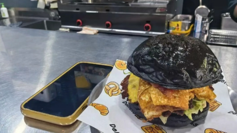 自助餐吃12個漢堡遭老闆拒絕接待　常州女食客：做不起就別做