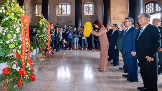 鄭麗文率中國國民黨訪問團拜謁中山陵