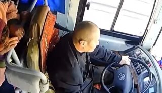 有片-寧夏56歲司機突發疾病-搏命剎停失控客車後猝死-全車45人毫髮無傷