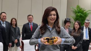 鄭麗文參觀中關村-獲贈-黃金雙手