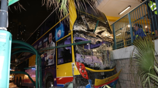 東涌空載城巴失控鏟行人路-司機被困送院不治