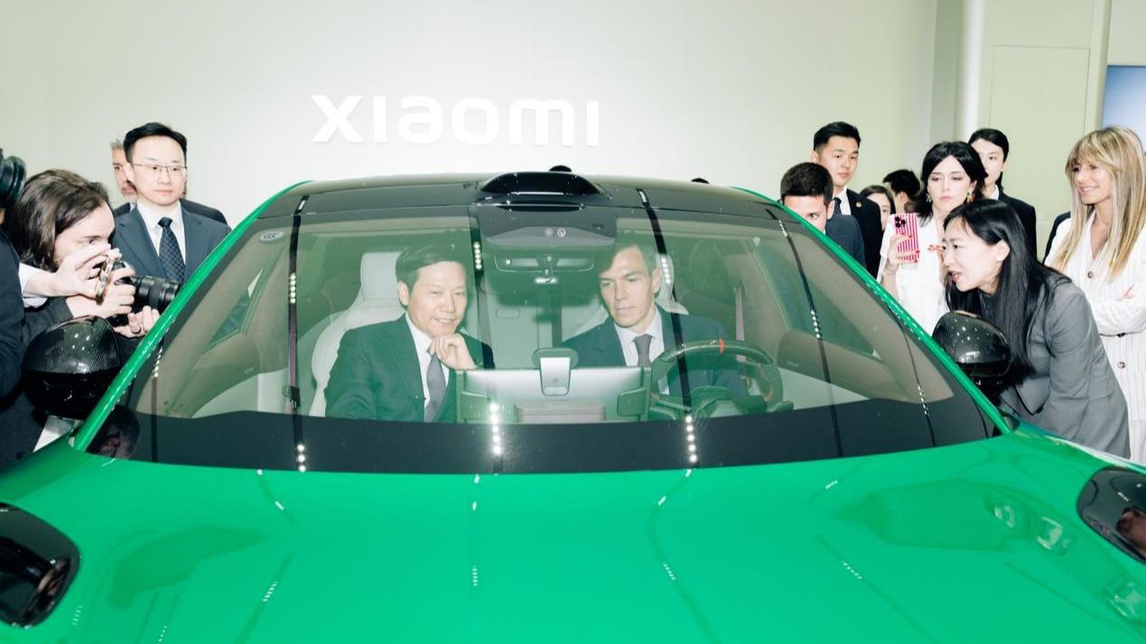 有片｜西班牙首相桑切斯參觀小米總部　用小米手機自拍試駕小米汽車