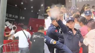 有片-深圳新盤開售爆混亂-數百人通宵排隊搶樓-保安噴辣椒水趕人遭行拘