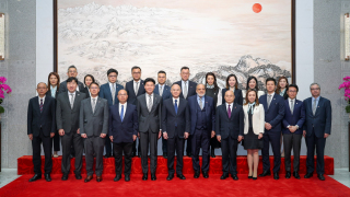 港澳辦副主任農融會見律師會會長湯文龍一行