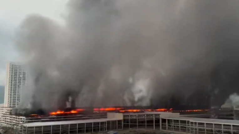 有片｜深圳比亞迪坪山園區報廢車車庫凌晨起火　官方：消防迅速撲滅無人傷亡