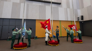 全民國家安全教育日-都大今早舉行升旗儀式---駐港部隊到校指導學生國旗護衛隊升旗技巧