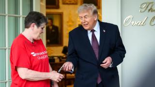 有片-特朗普擺拍叫外送推廣-小費免稅-政策-經提醒才後補100美元小費