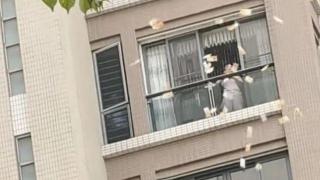 有片-汕頭大媽因親屬病重致情緒波動-豪灑千元港紙落街