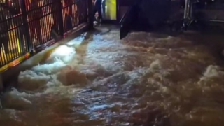 深圳羅湖深夜水管爆裂-多車被淹商鋪遭水浸-居民以為-發洪水