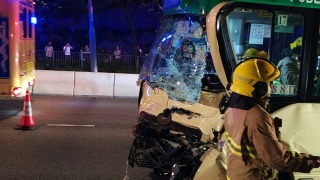 青衣綠van撼停路邊拖頭車尾釀12傷-司機涉危駕被捕