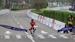 2026人形機器人半馬開賽--閃電-50分26秒奪冠-超越人類紀錄