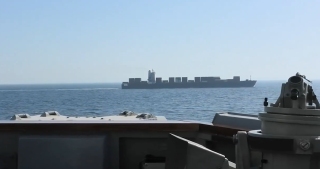 有片-美軍向伊貨船開炮並登船控制-伊朗發動無人機還擊