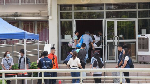 有片-宏新閣78戶269名居民首日登記上樓-卓永興-當局派1000名政府人員支援