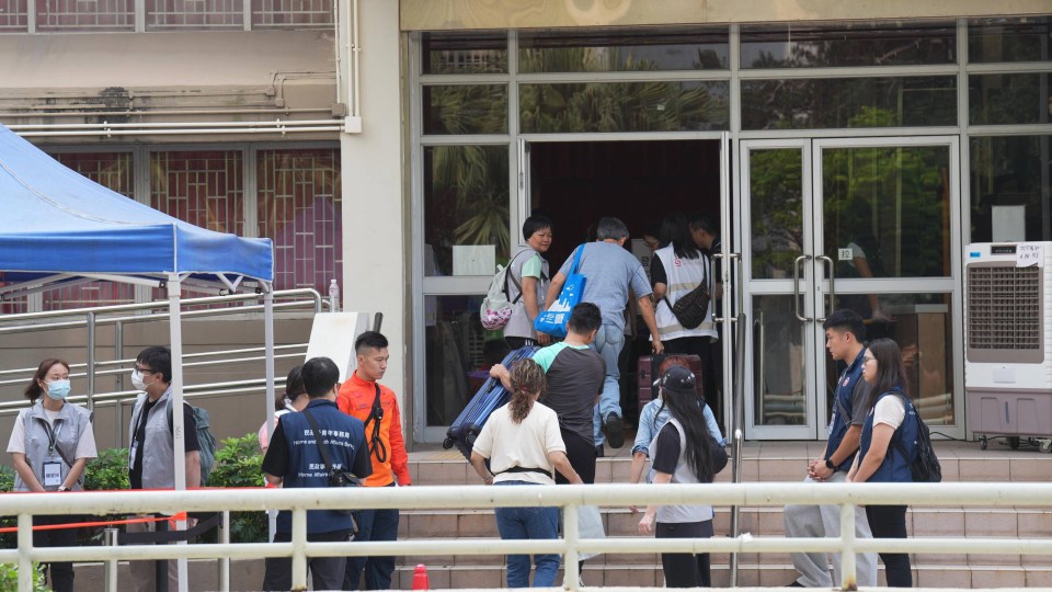 有片-宏新閣78戶269名居民首日登記上樓-卓永興-當局派1000名政府人員支援