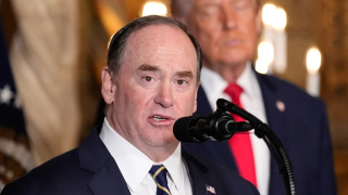 五角大樓宣布美海軍部長約翰-費倫將離職-傳越南裔副部長高雄接任