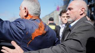 有片-伊朗末代王儲柏林遭潑番茄醬-事發前曾批評美伊停火