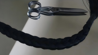 法國LEMAIRE宣傳圖現-長衫長辮剪刀-被指辱華-品牌官方致歉