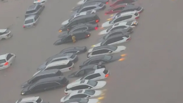 有片｜廣西欽州罕見極端暴雨致嚴重水浸　多車被淹學校停課　消防開船救援