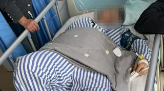 貴州女子邊充電邊玩手機遭電擊-電流貫穿全身-送院搶救後需植皮療養