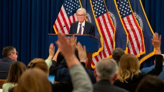 聯儲局維持利率不變-逾30年來首度四人投反對票-鮑威爾卸任主席後續當理事