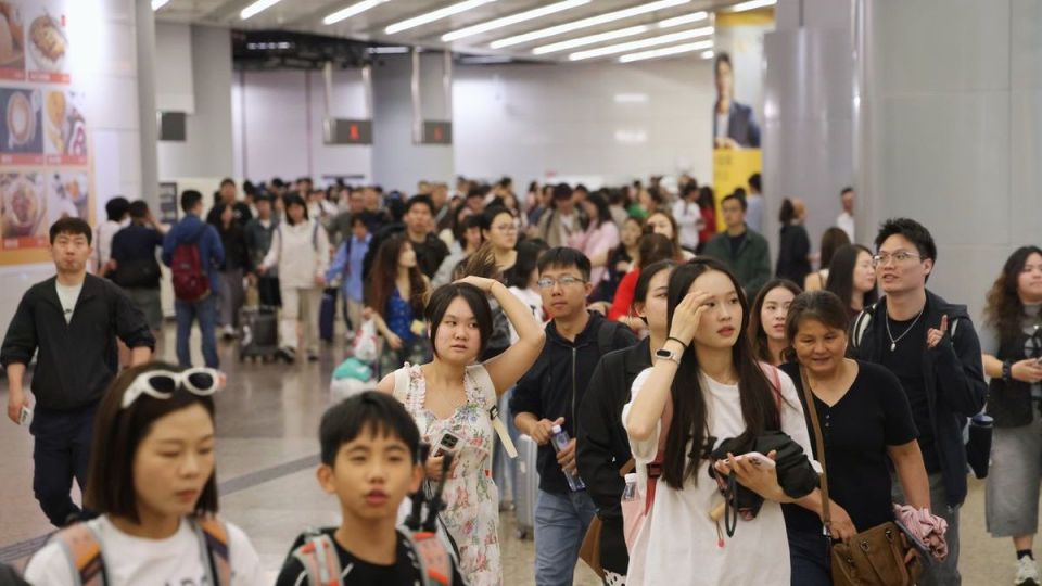 黃金周首日內地客湧港-過千人迫爆東壩-破邊洲實施人流管制