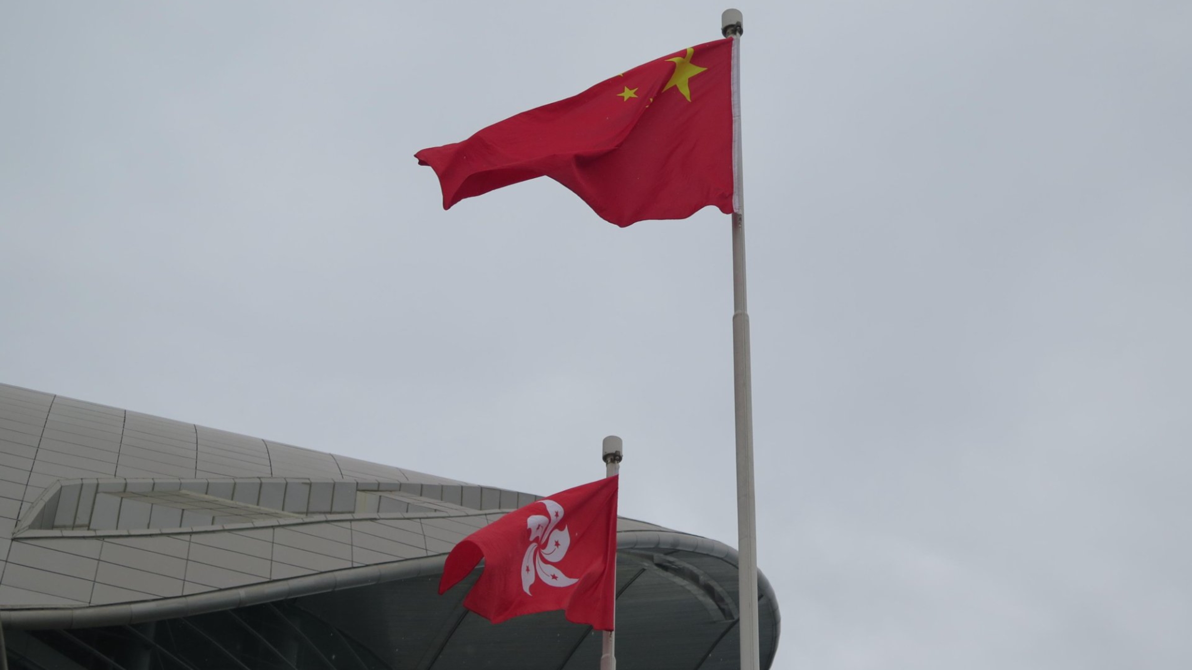 有片｜紀念紅軍長征勝利及五四運動升旗禮今早舉行 　青年代表冀學習前人精神