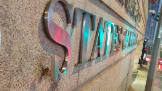 美國駐港總領事館外牆字牌遭破壞-警緝黑衣白褲男