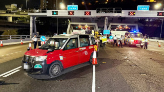 怪客元朗搶走的士駕車狂飆-至長青隧道逆線撞閘被捕