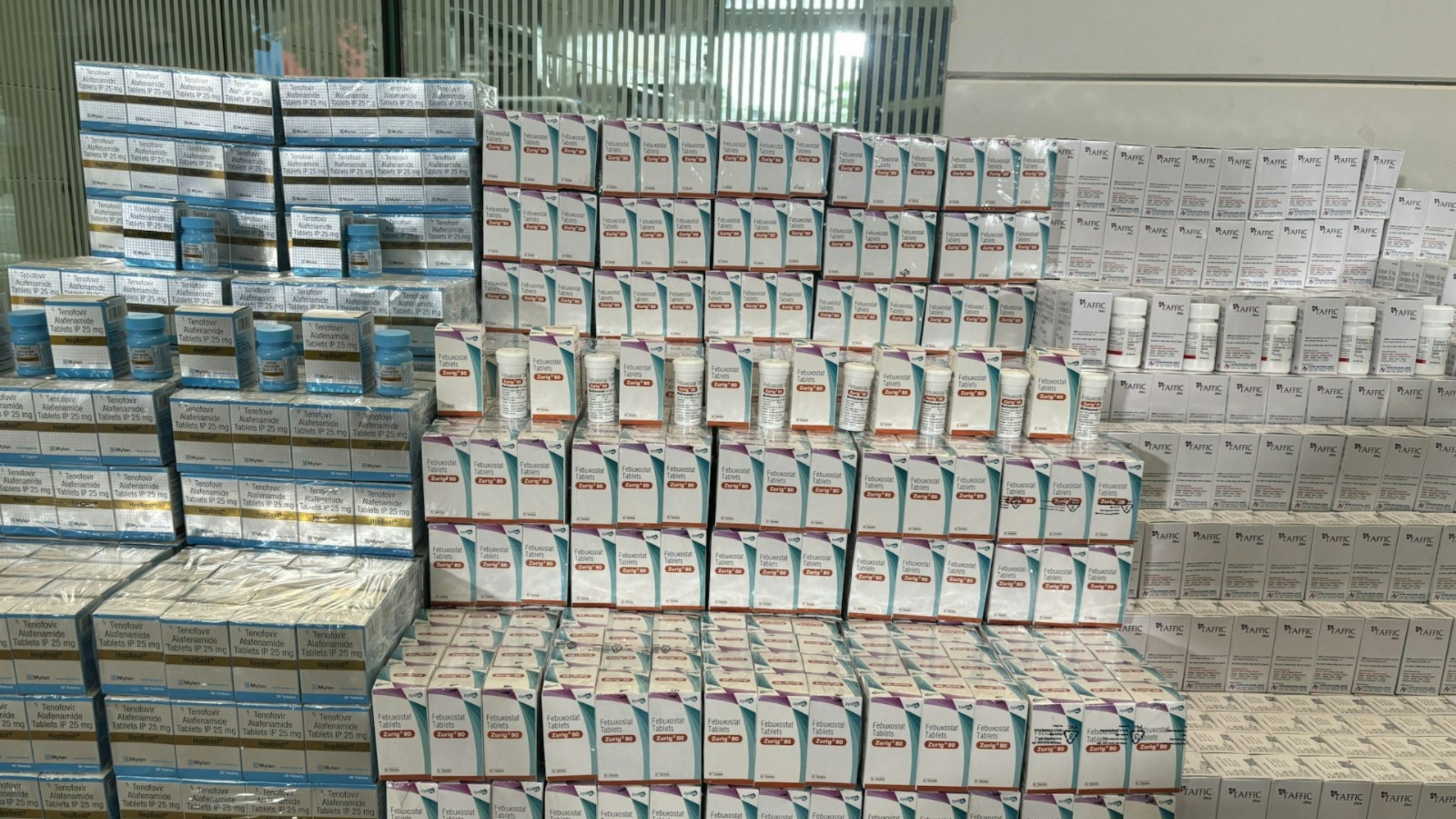 有片｜海關搗破兩宗內河船走私案　檢獲4100萬元貨物包括大量藥劑製品
