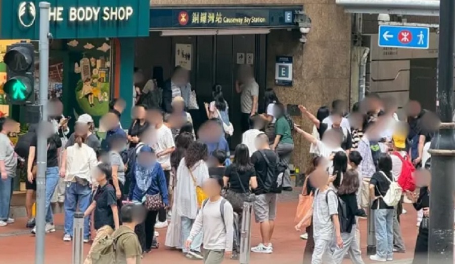 熱話-銅鑼灣現-隻手遮天-奇景-內地遊客港鐵站口擺-烏鴉哥-手勢還原江湖味