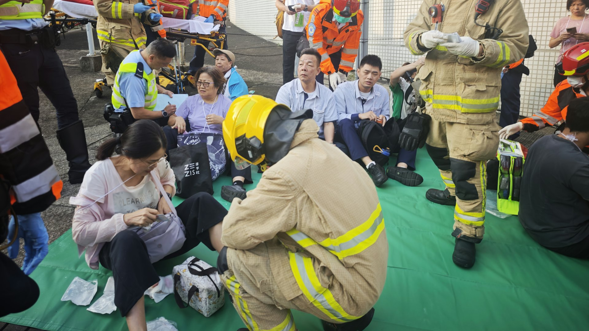 秀茂坪貨車和九巴相撞-已致10人受傷