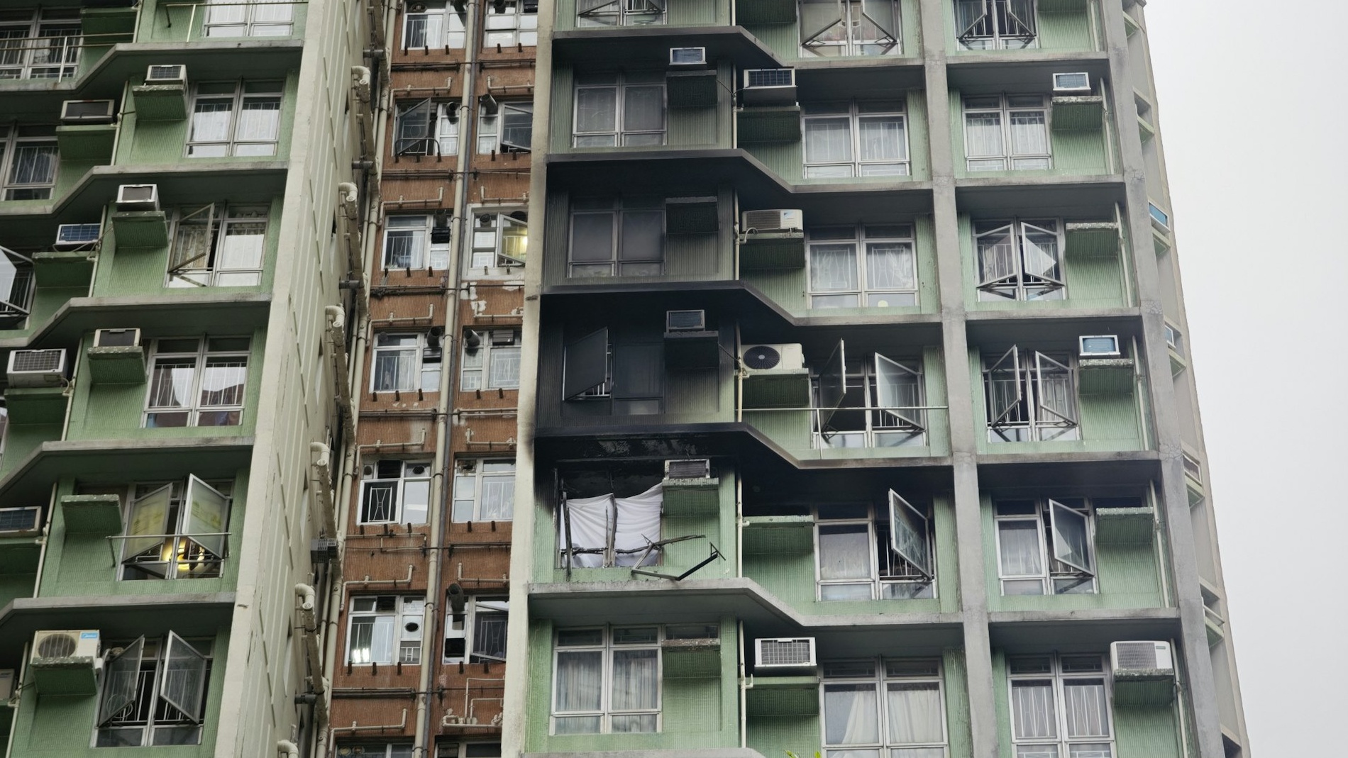 東涌裕東苑單位凌晨起火-屋內發現一具女性遺體