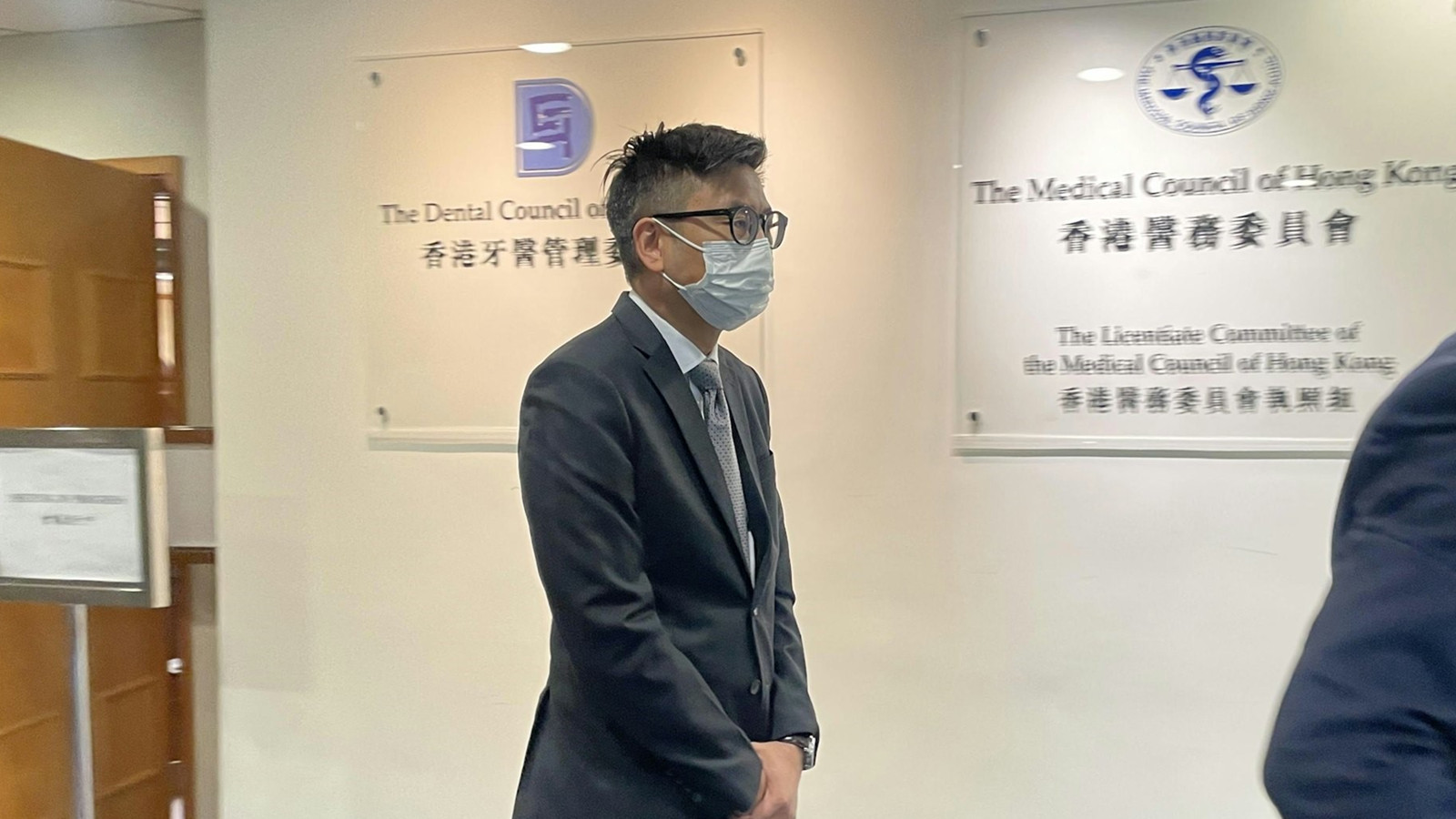 醫生謝得言中大授課偷拍女生裙底-遭醫委會罰停牌3個月緩刑3年